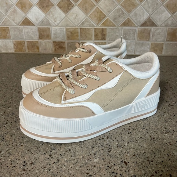 Rocket Dog Shoes - Rocket Dog Women’s Wink Camel Platform Sneaker Size 7.5